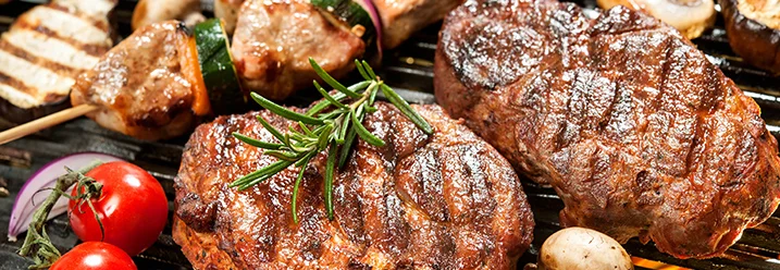 Grillen auf einem Holzkohlegrill